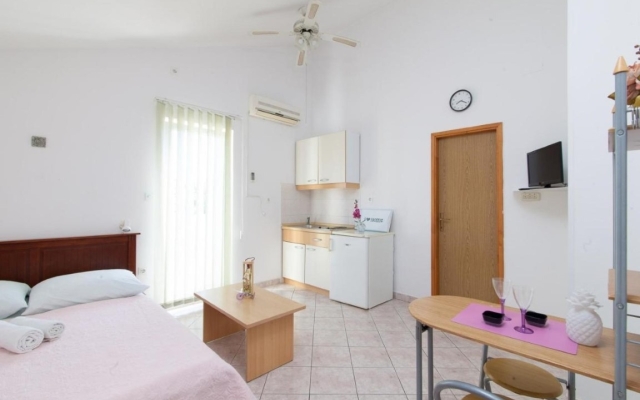 Studio apartment Vik - 250 m from beach SA4 Brodarica, Riviera Sibenik