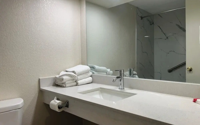 Hilltop Inn & Suites