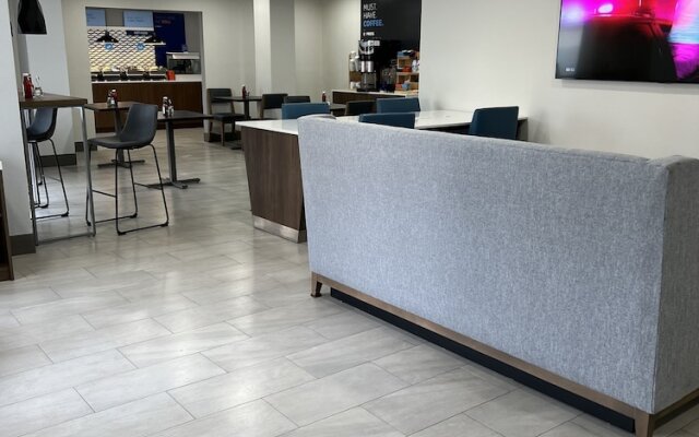 Holiday Inn Express & Suites Phoenix - Mesa West, An Ihg Hotel