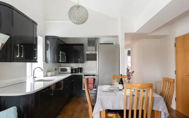 Platinum Apartment in Kensington 9941