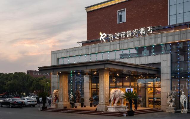 Rezen Brook Hotel (Shanghai Caolu Minlei Road Subway Station)