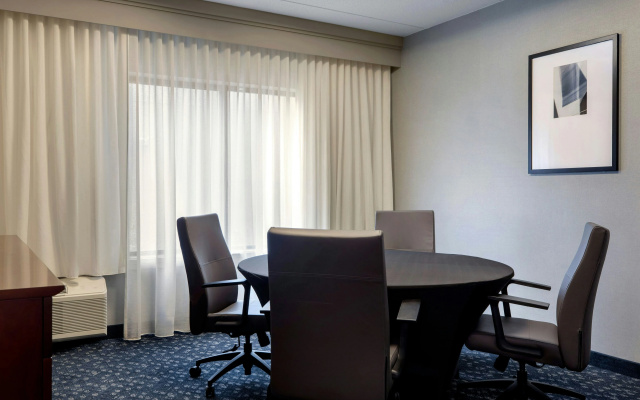Courtyard by Marriott Pittsburgh Airport