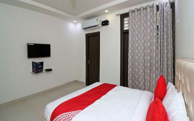 OYO 23221 Amigos Suites