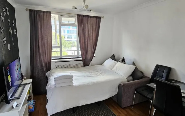 2 Bed Flat - Sleeps 4 - Parking - Balcony - Wifi