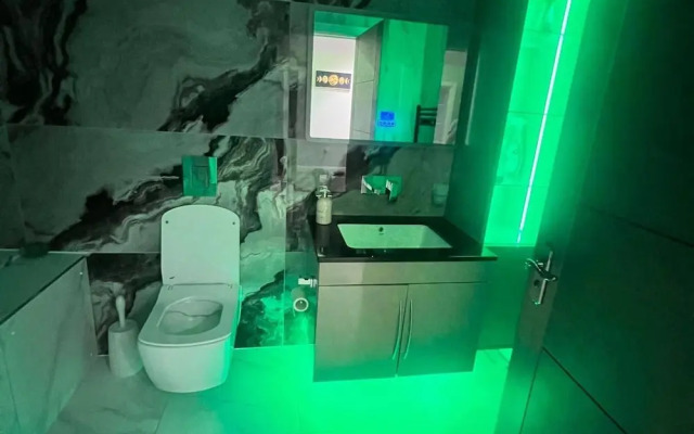 Stylish 6-bed Retreat With Parking and Jacuzzi