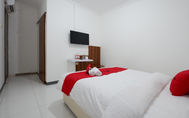 OYO 90426 Near Mall Ciputra 2