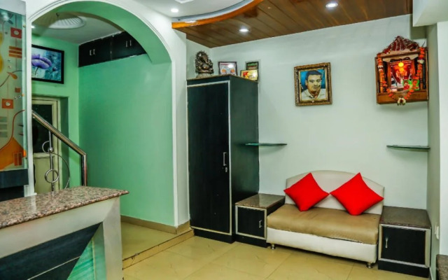 SR Inn By OYO Rooms