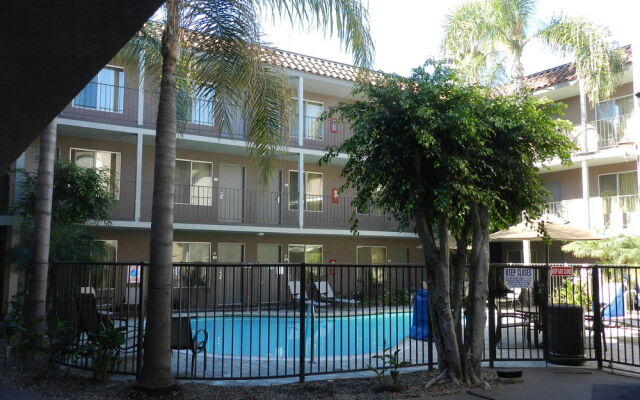 Days Inn & Suites by Wyndham San Diego Near Sea World