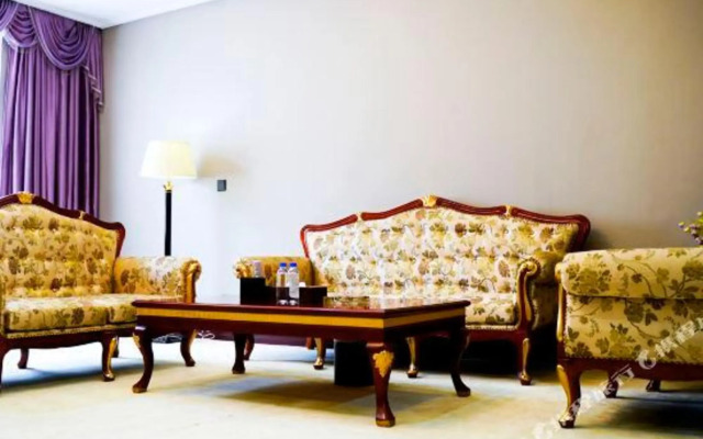 Hefeng Huarong Business Hotel