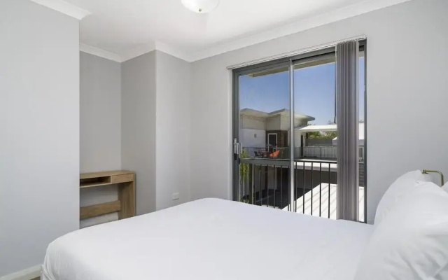 Sunny 2-bed in Quiet Location With Balcony