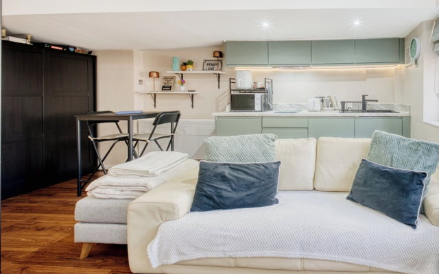 Tranquil Studio - Sleeps 2 & Private Parking