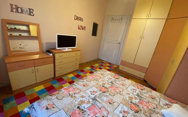 Fantastic 2 Bedroom Apartment - Top Center