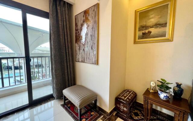 Luxury hotel apartment with pools in front AUC