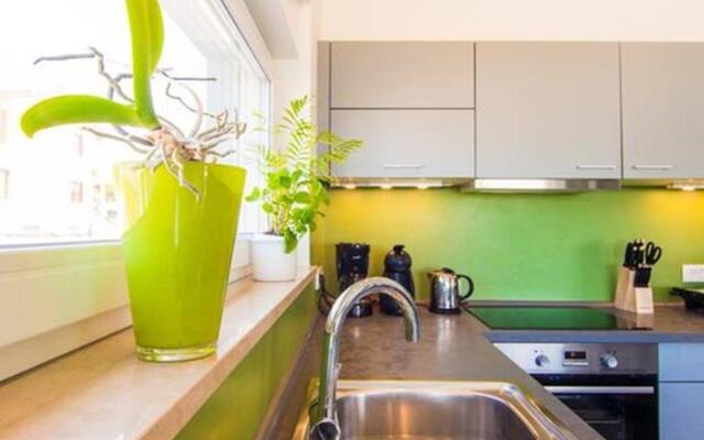 JoNa - with pool - H(8)