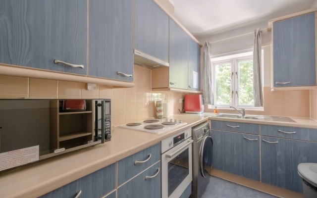Bright 1 Bedroom Flat in Kensington Olympia
