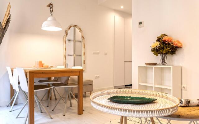 Stunning one-bedroom apartment near the Cathedral. Zacatin 201