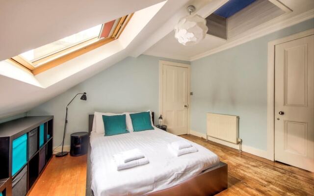 Top Floor 3BR Apt Near Edinburgh Castle