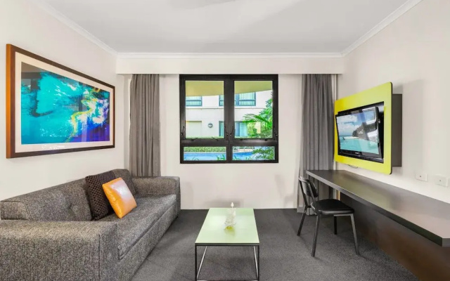 Contemporary 1-bed First Floor Unit With Pool