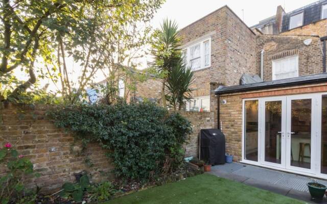 Charming 4-bed House w Garden in Fulham