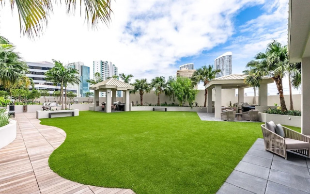 Sky Ala Moana 4005 1 Bedroom Condo by RedAwning