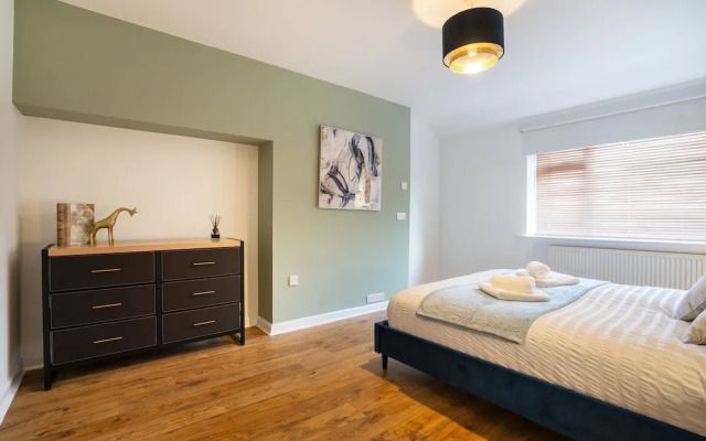 Large-2 Bed House-free Parking
