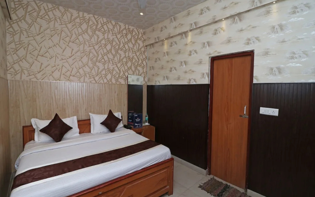 OYO 13234 Hotel Mahak