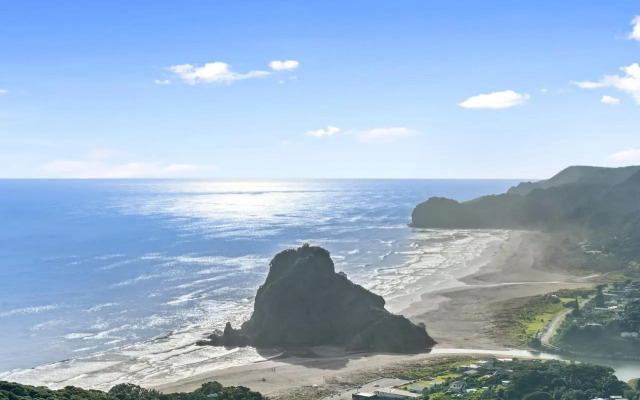 Seaview, Sun and Surf - Piha Holiday Home