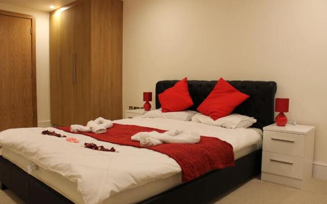 Stylish 3 Bed 2 Bath Apartment Hyde Park