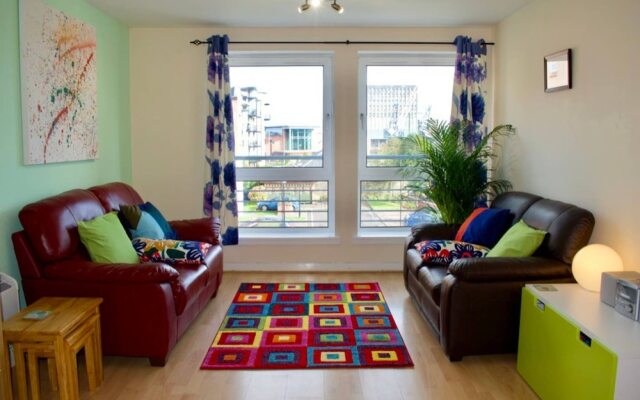 Colourful And Spacious 2 Bedroom Leith Home