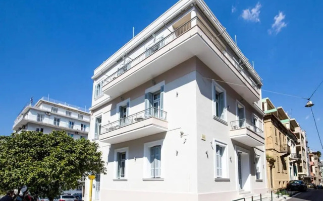Neoclassical apartment with 3 bedrooms in Piraeus