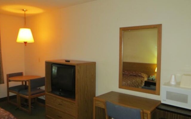 Hollywood Inn & Suites