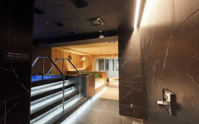 Rembrandt Cabin and Spa Shimbashi - Caters to Men