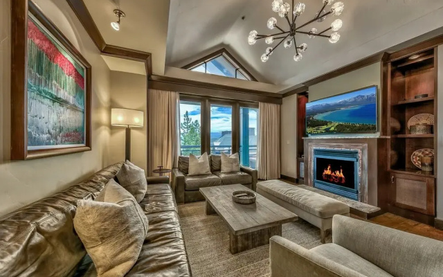 Must See Luxury Vacation  - Sleeps 10 4 Bedroom Condo by RedAwning