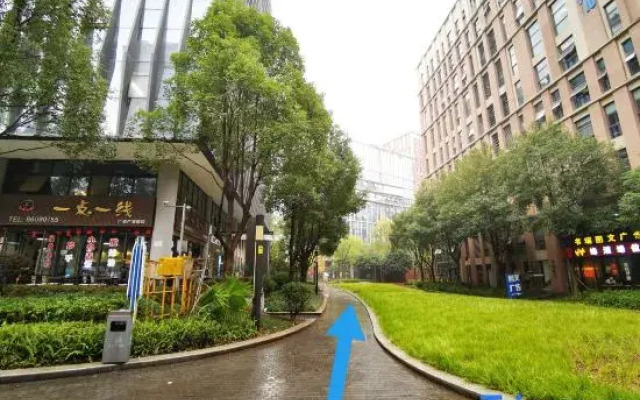 Huayi Hotel (Chongqing Creative Park Shangwan Road Subway Station)