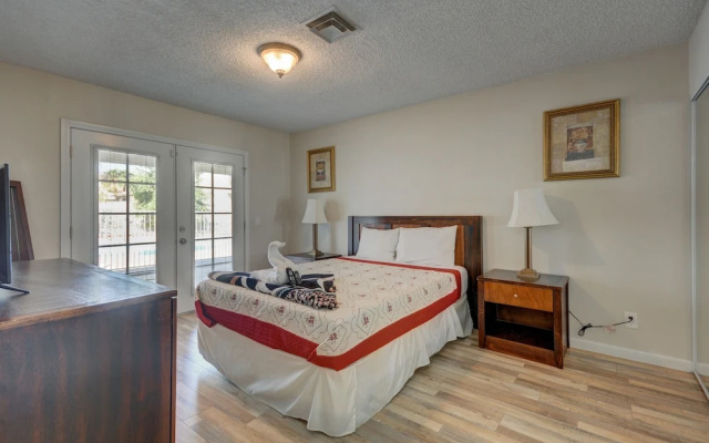 Luxurious 4BR House with Large Pool Near Strip