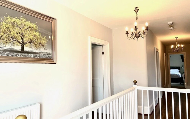 Stunning 6 Bedroom Farmhouse in Hellingly