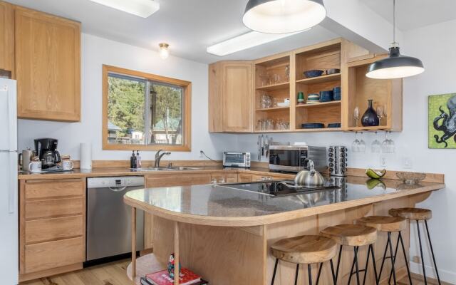 Rhodie House 3 Bedroom Home by NW Comfy Cabins by RedAwning