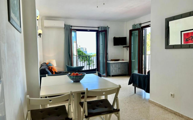 Casa con terraza y hermoso jardín comunal