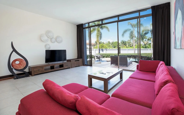 Designer 3BR Pool Access Villa Argent 8