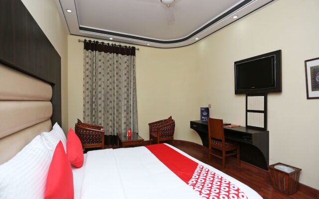 OYO 16125 Eiffel Grand Hotel