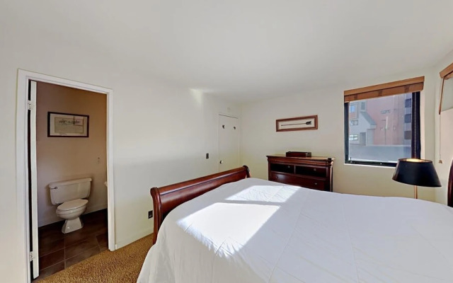 Spacious 2 BR Units at 1849 Condos with FREE Pool, Parking & Wifi