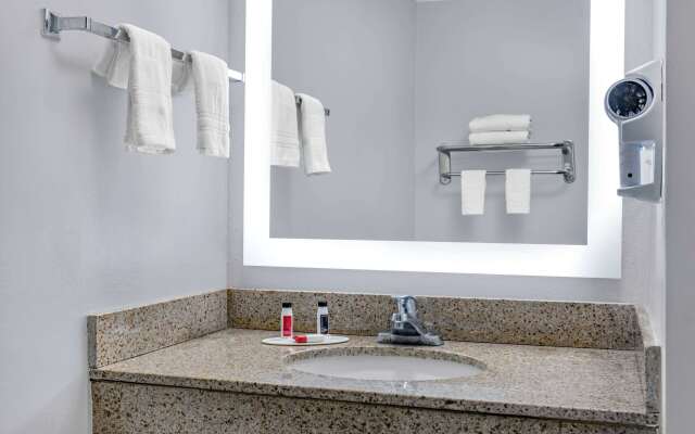 Days Inn & Suites by Wyndham Savannah Midtown