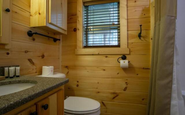 Creekside Log Cabin in Pisgah Forest