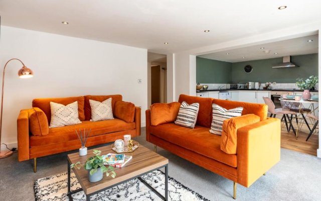 Stylish 2 bed town centre apartment with parking