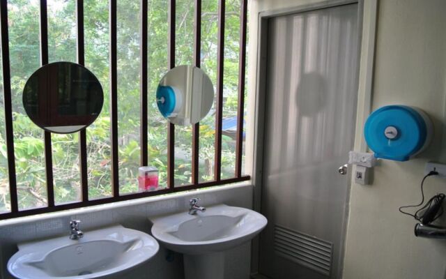 First Inn Bangkok - Hostel