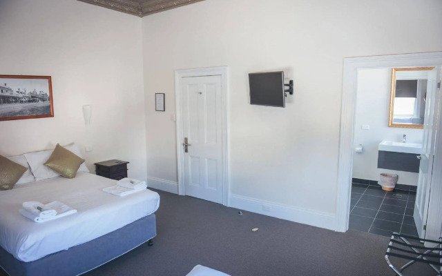 Deloraine Hotel