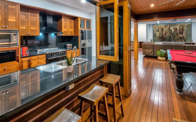 The Boathouse - Luxury Holiday Home with Jacuzzi
