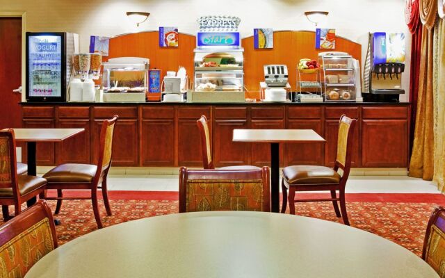 Holiday Inn Express & Suites Dickson by IHG