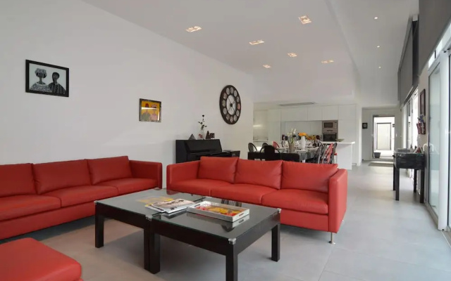 Villa With High-end Kitchen, Jacuzzi & Pool in Longeville sur mer