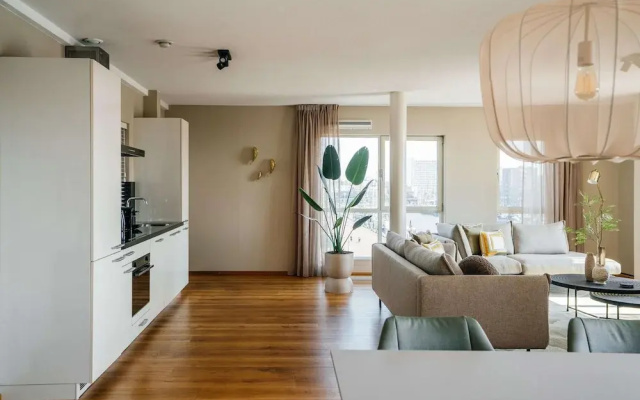 Harbor Breeze: Modern Stay